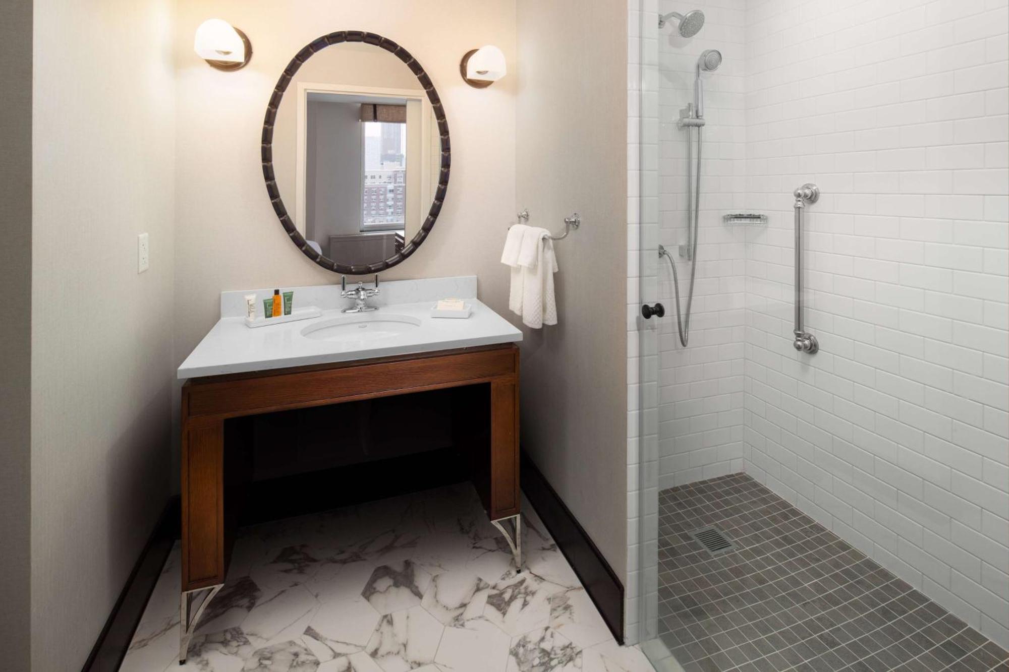 King Room Roll Shower Mobility Access,1548825844:JPEG