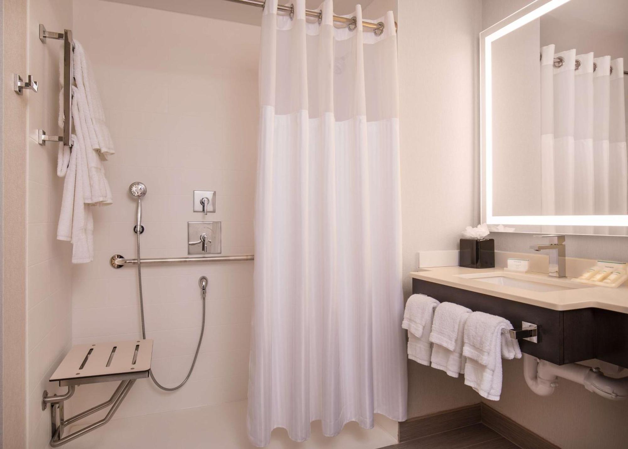 Habitación con cama extragrande, ducha a ras de suelo y vistas al agua - Adaptada para personas de movilidad reducida