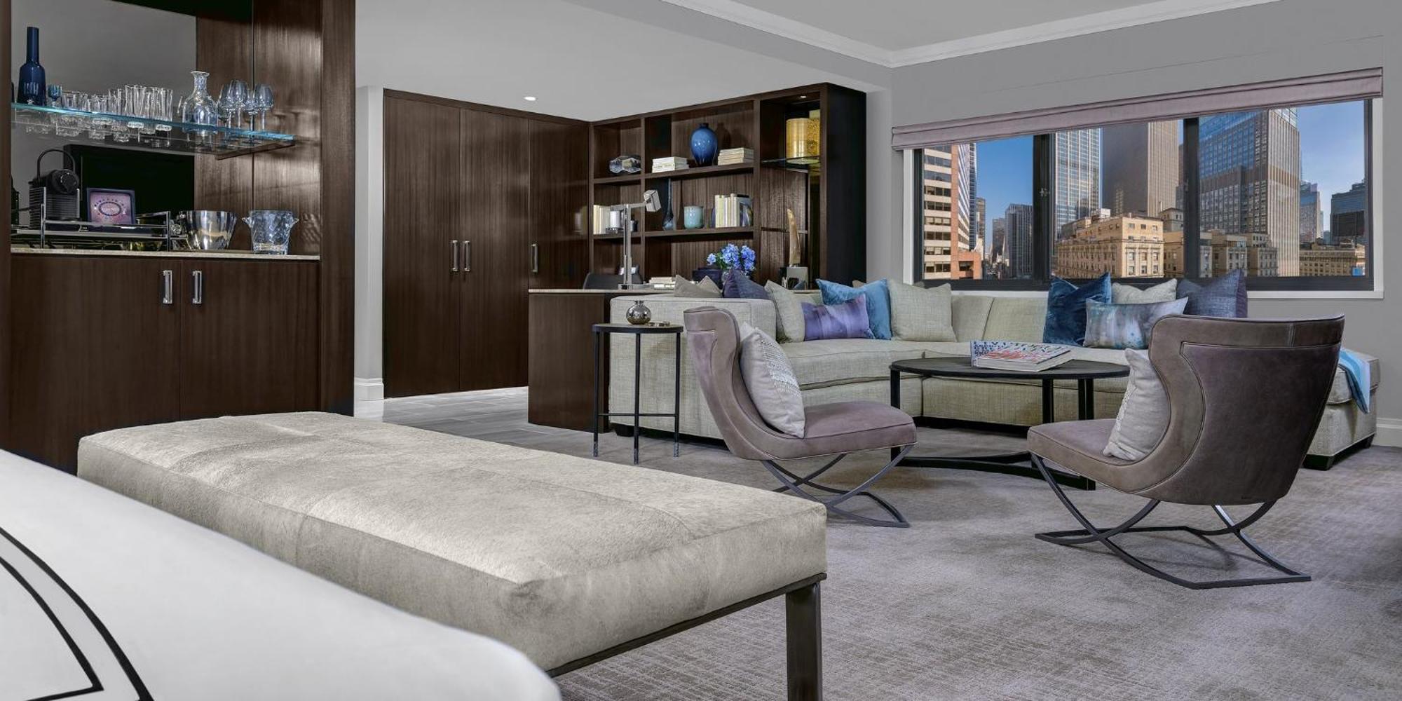 Suite con cama extragrande y zona de estar - Planta Manhattan
