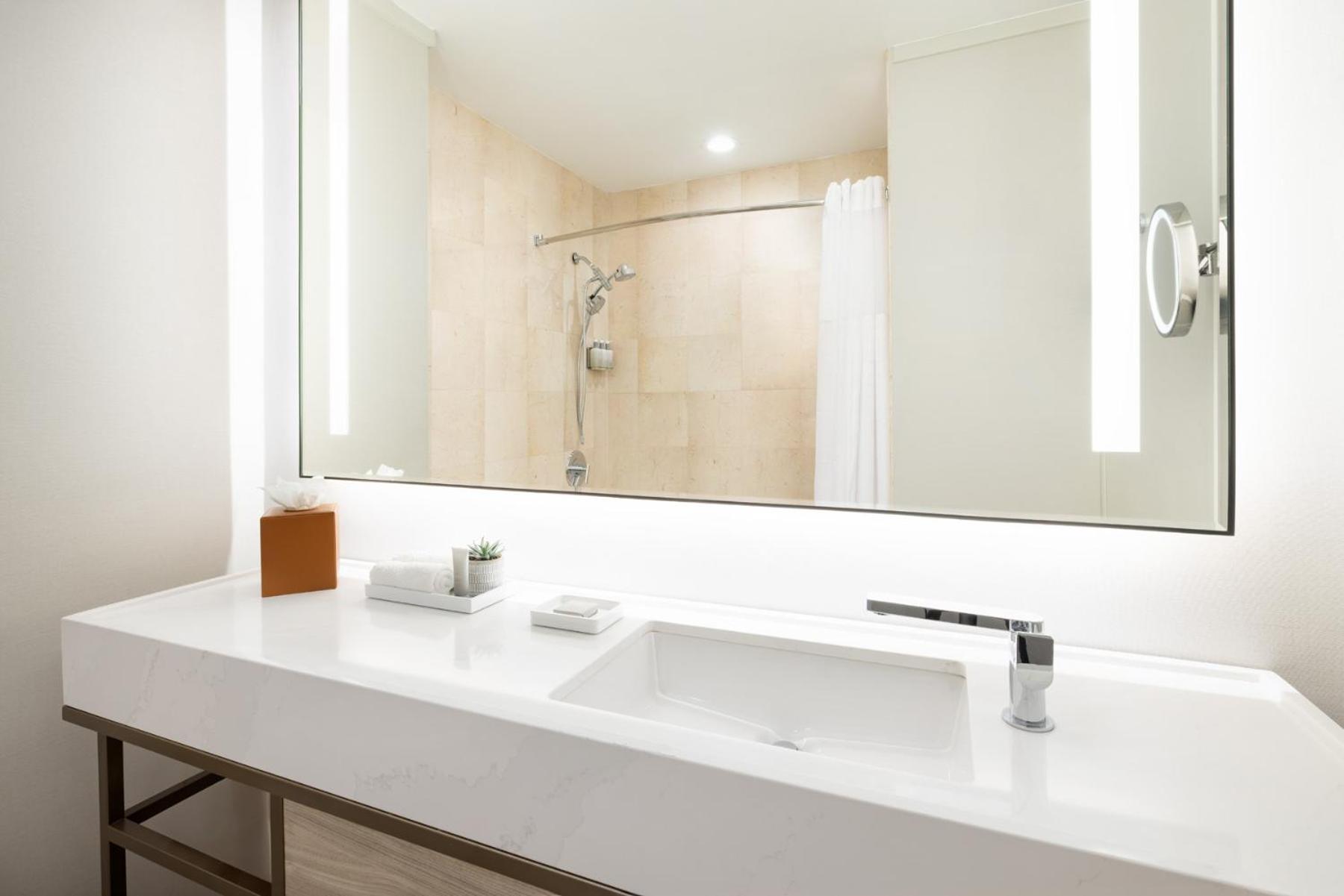 Habitación Deluxe Esquinera con cama extragrande y vistas a la ciudad