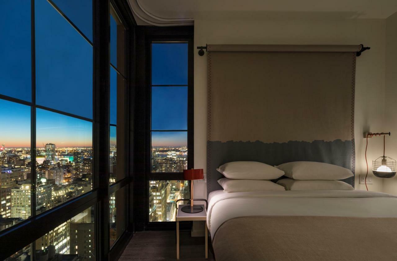 King Room with City View and Transfer Shower - Mobility Access
